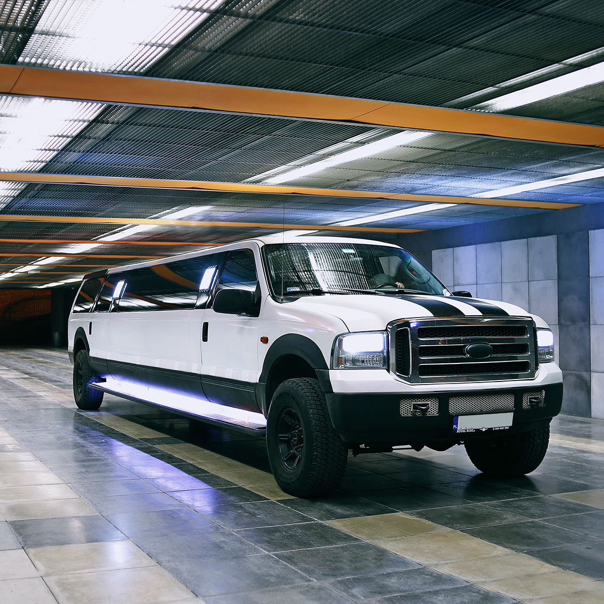 Białą długa limuzyna Ford w tunelu