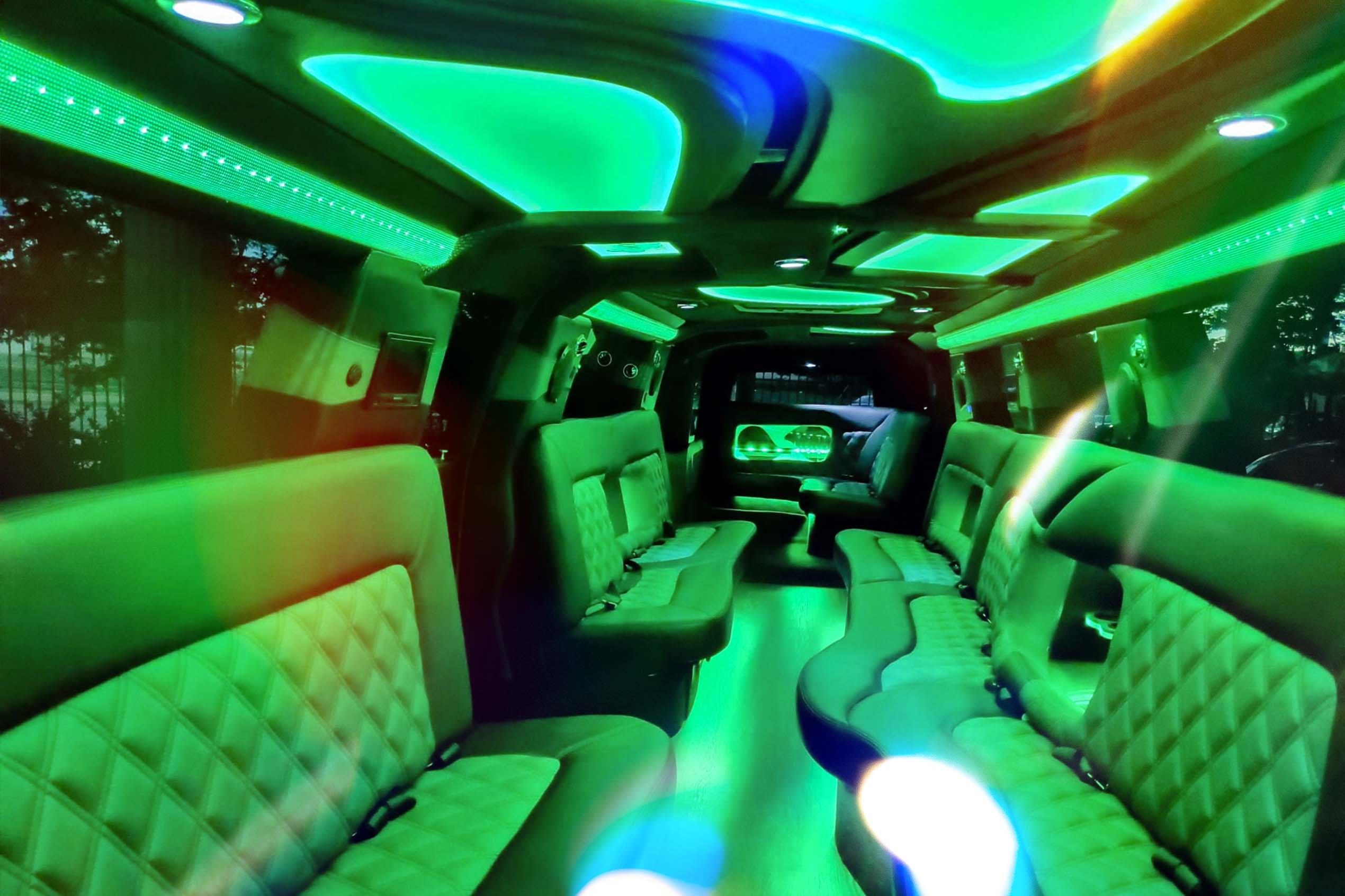 Cadillac Escaled: wnętrze limuzyny imprezowej (podświetlone na zielono, neon); party limo interior